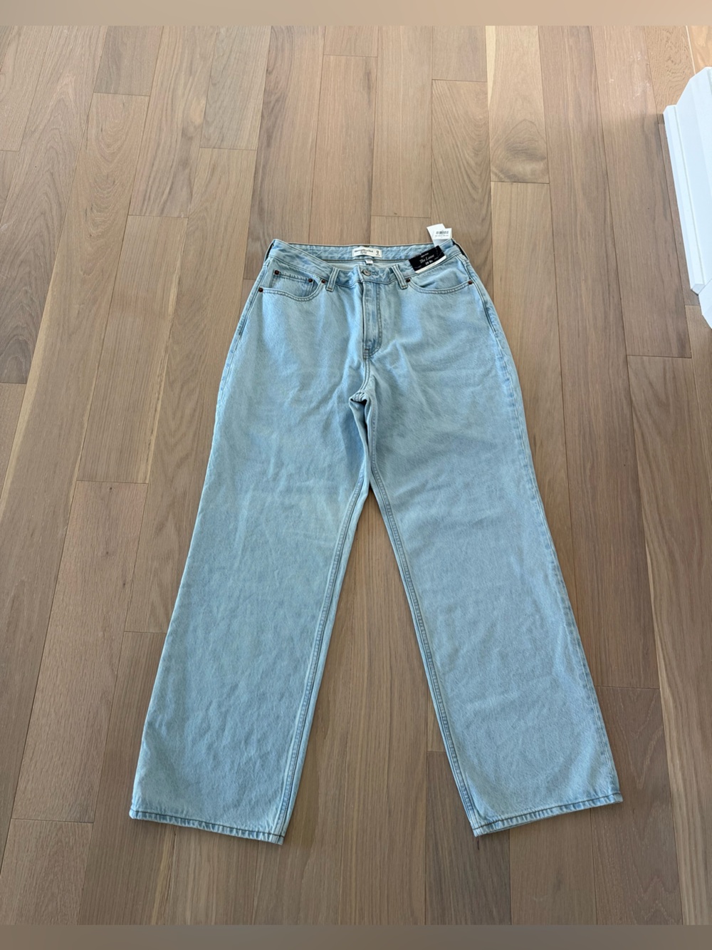 BRAND NEW WITH TAGS Abercrombie Curve Love High Rise Loose Jeans - Picture 2 of 4